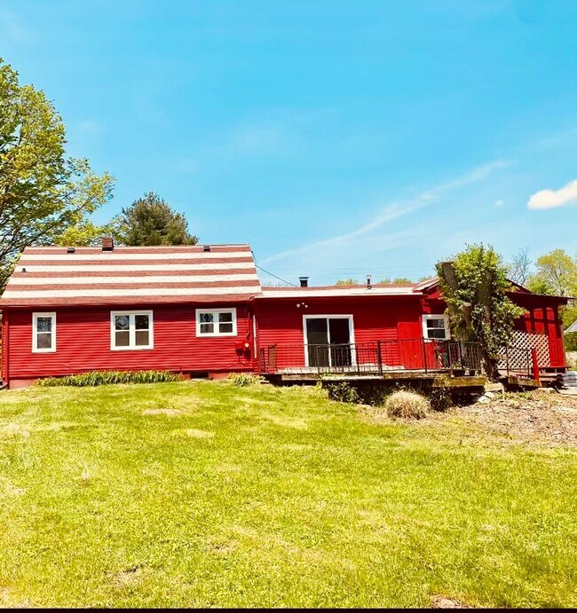 Building Photo - 4 bed/3.5 bath, half acre lot, 100 yards f...