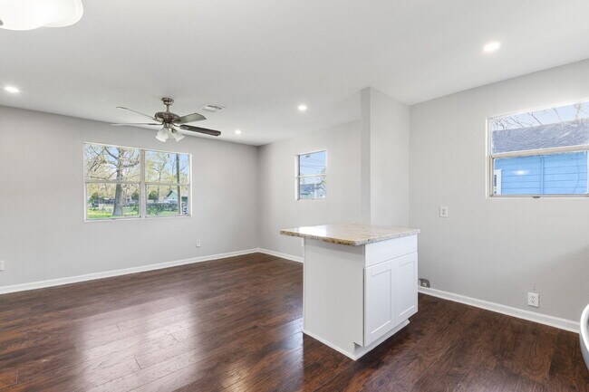Building Photo - 986 Dewalt St