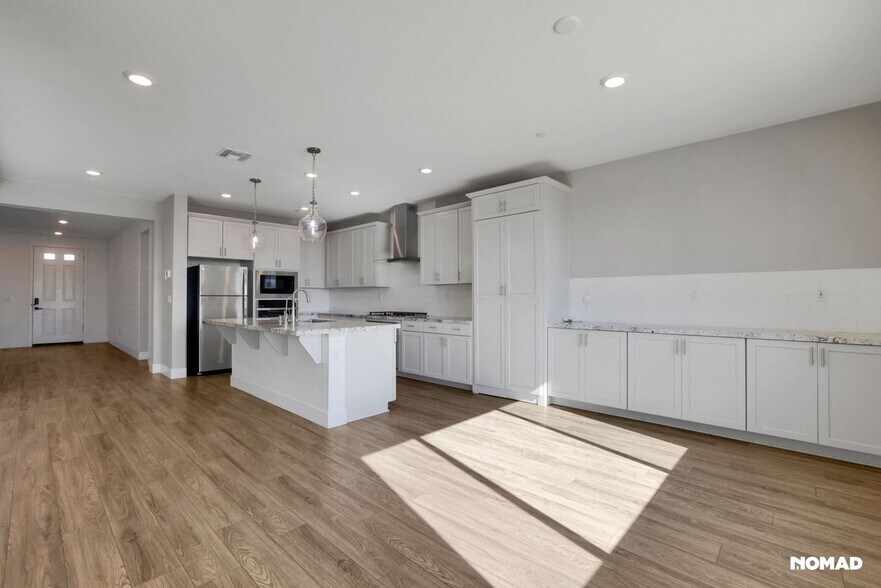 Building Photo - 12925 Knightsbrook Ave