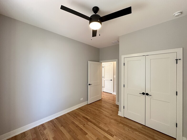 Building Photo - 2100 W 18th Pl