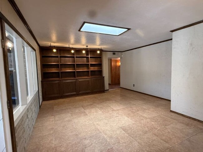 Building Photo - Updated Pool Home in Engler Estates