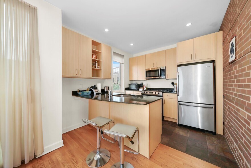 Kitchen - 1700 W Ohio St
