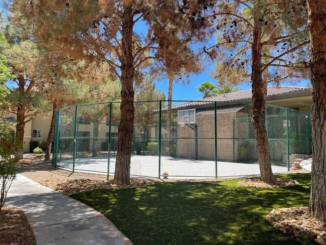 Building Photo - First Floor Condo Unit in Gated Community!