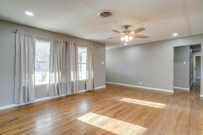 Building Photo - Spacious 4-Bedroom Gem with Granite Touche...