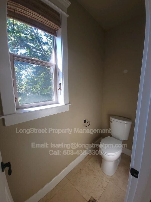 Building Photo - 9739 NW Henry Ct