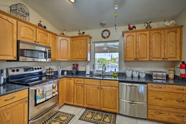 Building Photo - 421 SE 4th Pl