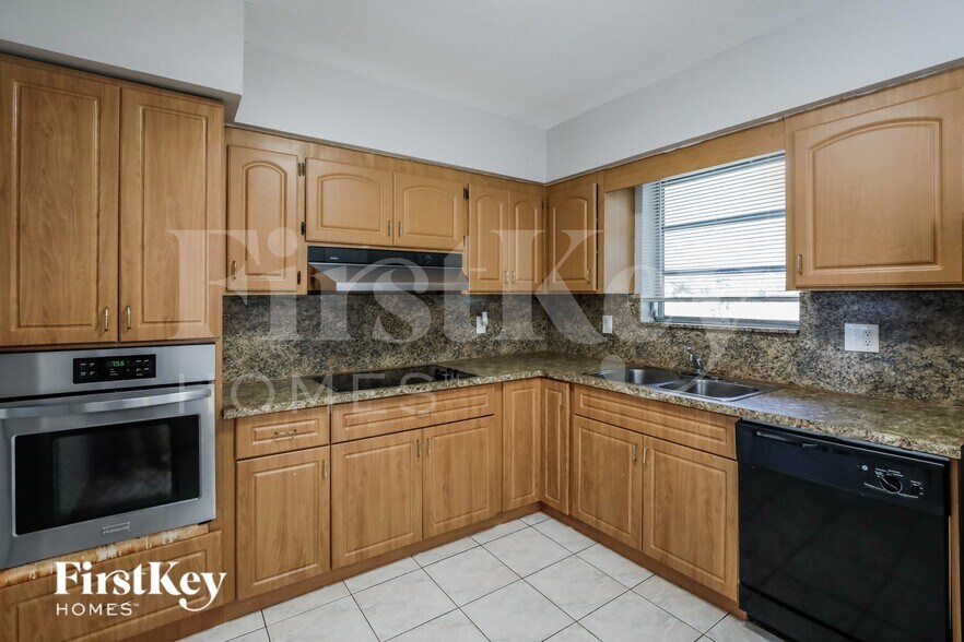 Building Photo - 621 SW 69th Terrace