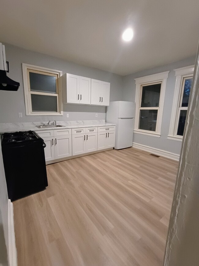 Building Photo - 27 Linden Ave