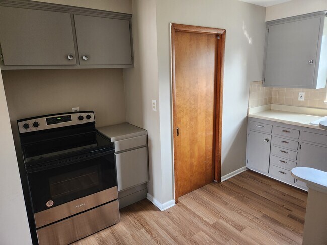 Building Photo - 7717 Kenton Ave