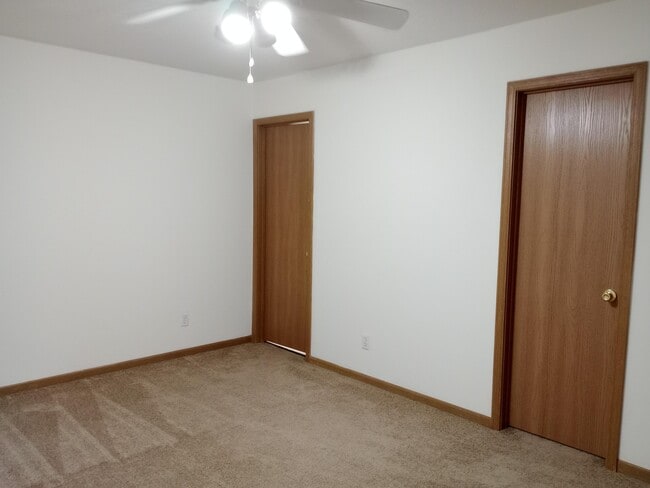 Building Photo - 406 E Liberty Ln