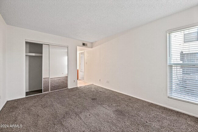 Building Photo - 4211 E Palm Ln