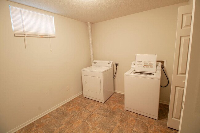 Building Photo - 210 Wheaton Ct