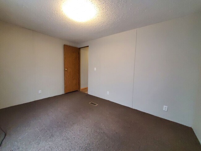 Building Photo - 200 cedar cove lane