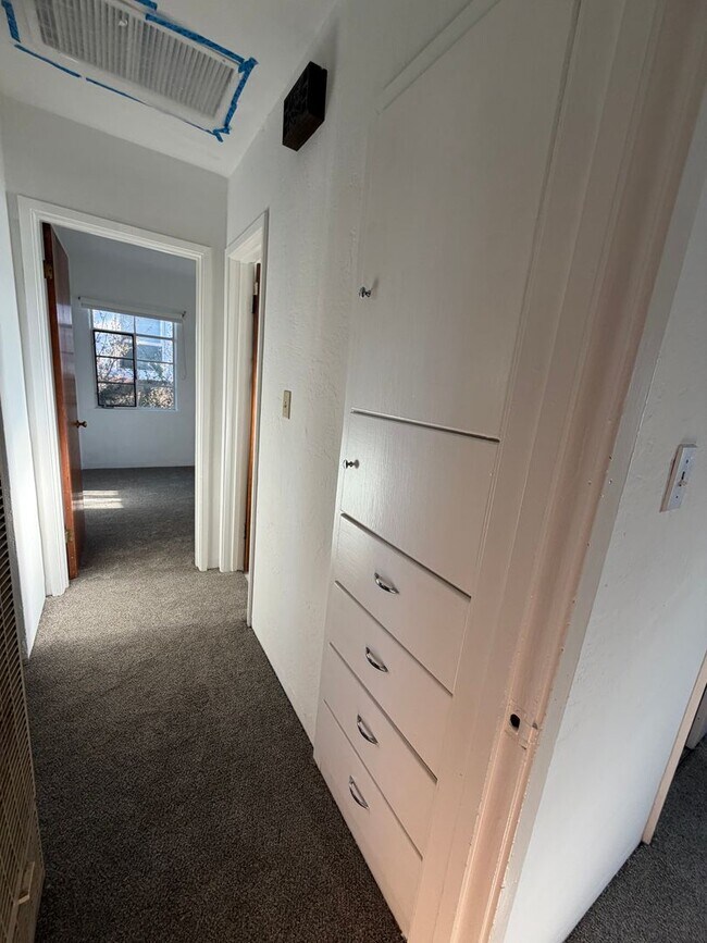 Building Photo - 3 Bedroom Home w/Large Backyard