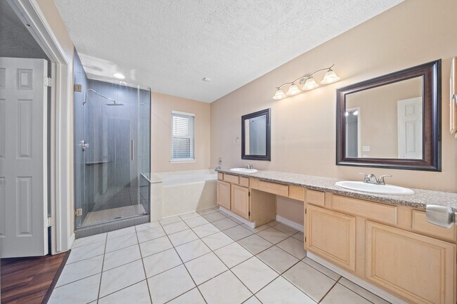 Building Photo - 18178 Holly Green Dr