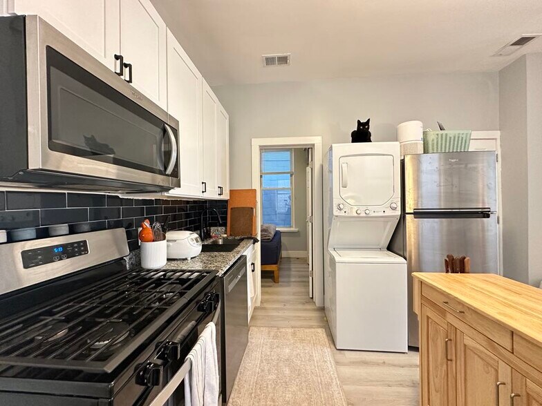 Building Photo - 1361 W Walton St