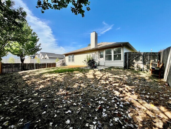 Building Photo - 2200 Lookout Ln