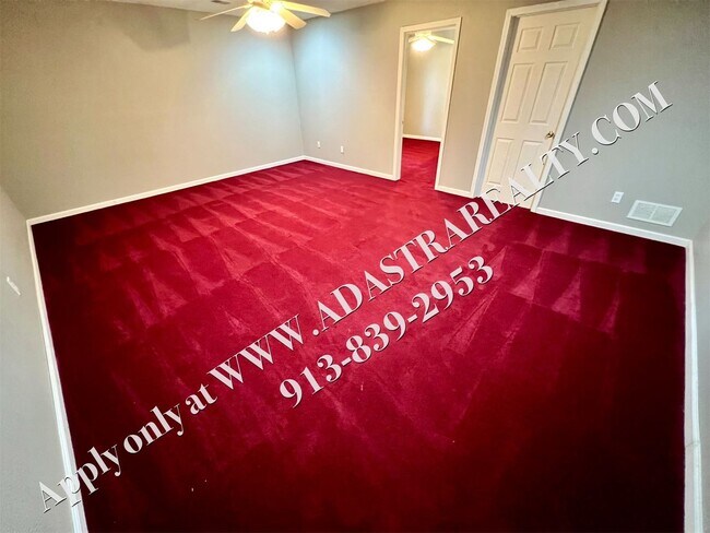 Building Photo - Beautiful 4 Bed Townhome in Gardner-Coming...