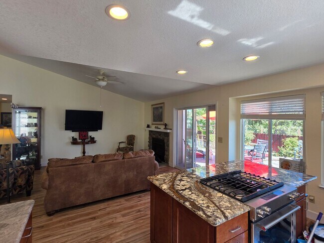 Building Photo - Northwest 4 bedroom, 2 bath with AMAZING V...