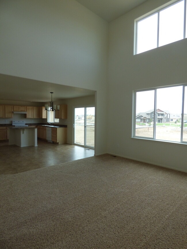 Building Photo - Spacious and Beautiful 3 Bed, 2.5 Bath Hom...