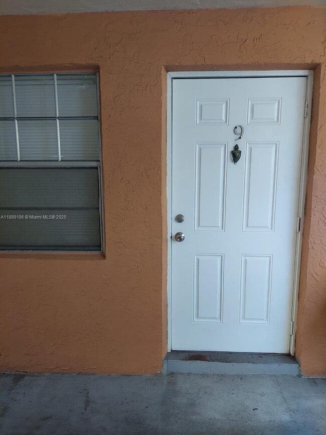 Building Photo - 978 SW 10th Dr