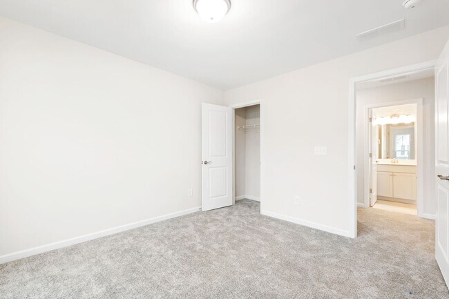 Building Photo - Modern & Charming 3-Bedroom Townhome in Durham!