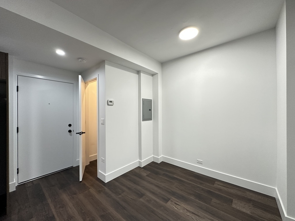 Building Photo - 1553 W Hollywood Ave