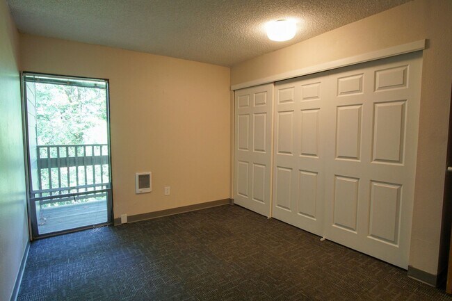 Building Photo - Top Floor One Bedroom Near OHSU Ready Early January!