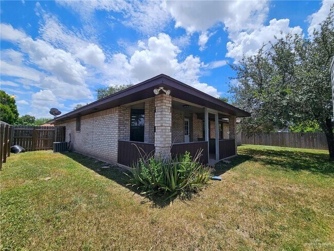 Building Photo - 2208 Robin Ave W