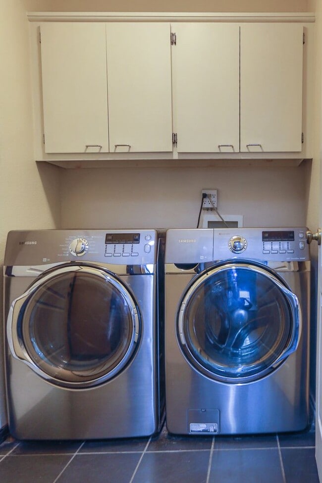 Building Photo - Modern 3BR/2BA Home in Jenks School Distri...