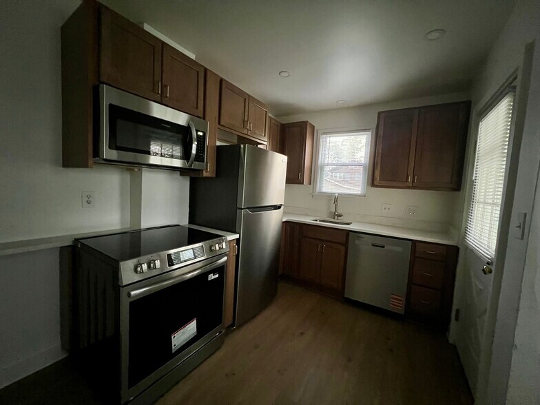 Kitchen - 897 Thomas Rd
