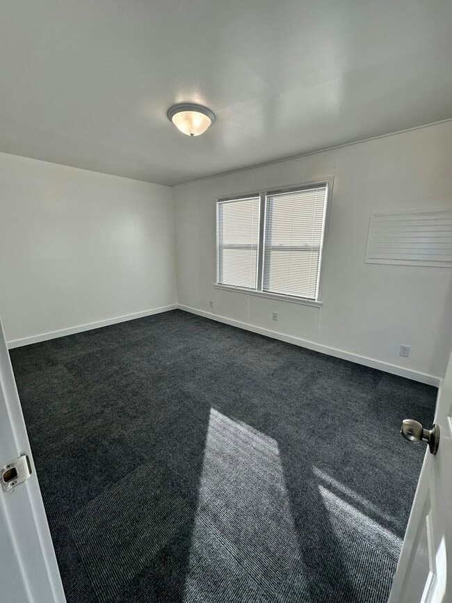 Building Photo - 525 E Omaha St