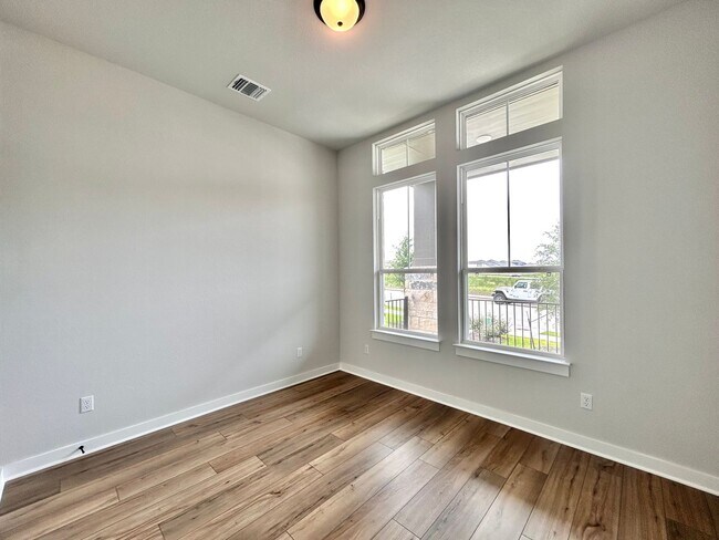 Building Photo - Modern 5/BR 4/BA with Stylish Finishes, Sp...
