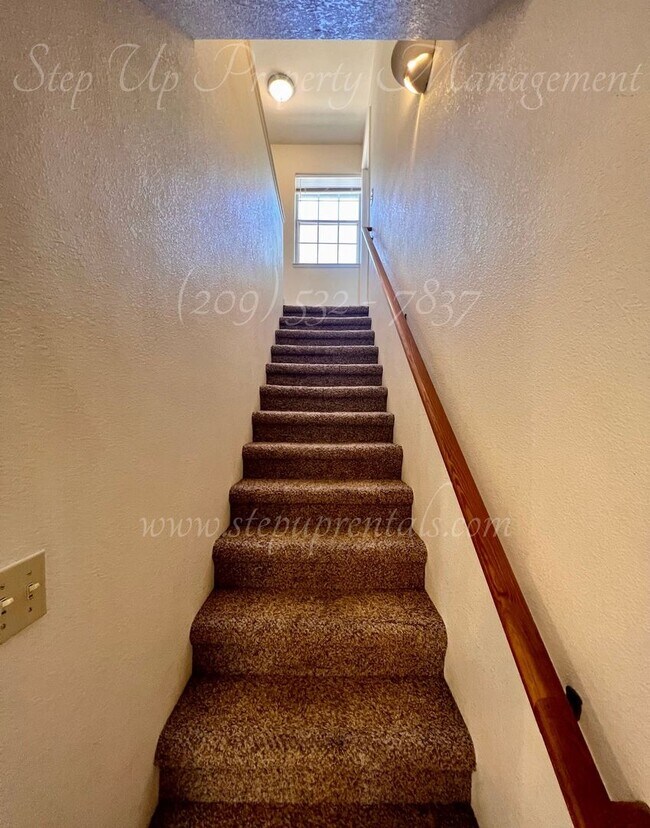 Building Photo - 3 Bedroom 1.5 Bath Townhome near Racetrack Neighborhood!