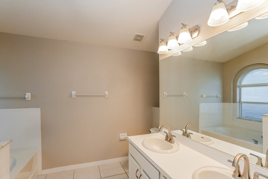 Building Photo - 1010 Cristelle Jean Dr