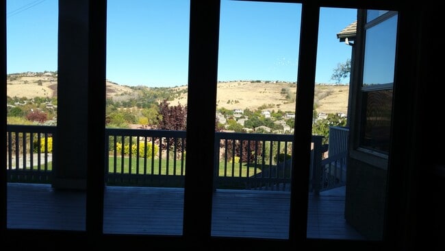 Building Photo - RARE ONE STORY EXECUTIVE HOME IN GATED COM...