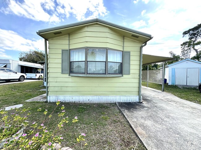 Building Photo - Cute and Quiet 2/2 in N. Ft. Myers