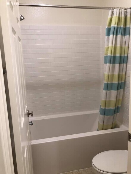 full bathroom (shared with a max of 2 people) - 7893 Boot Straps Ct
