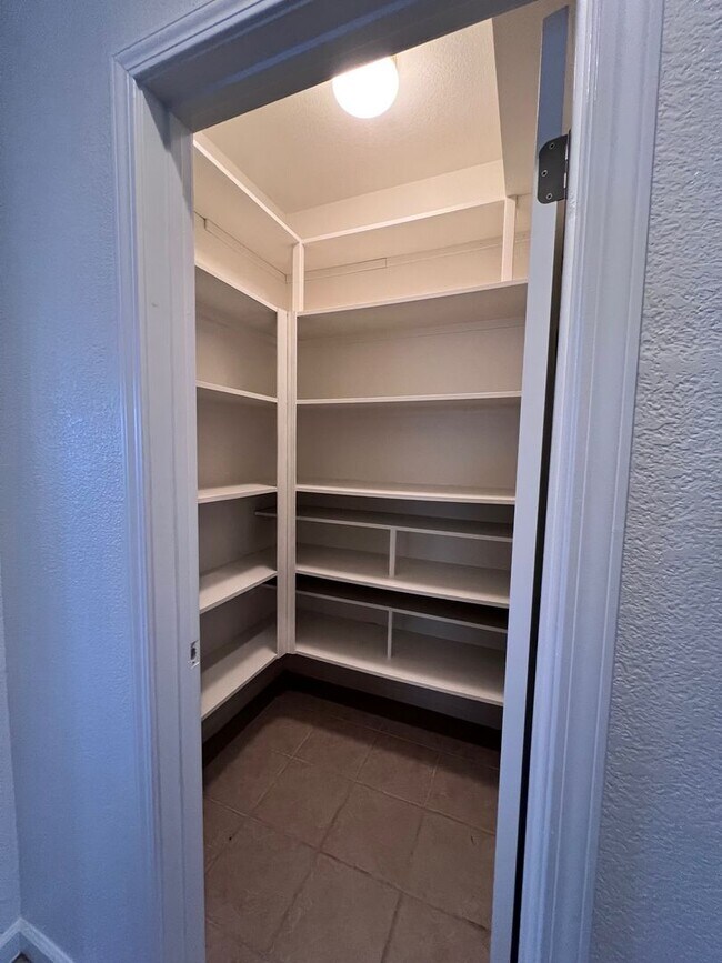 Building Photo - Sundance Lake Home Ready 4 LEASE