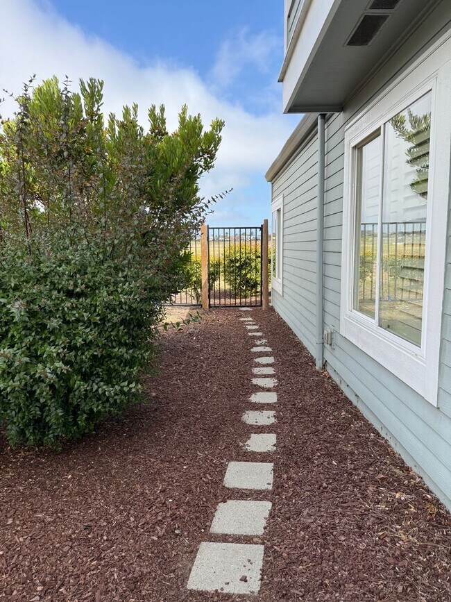 Building Photo - Alameda's most sought after gated communit...
