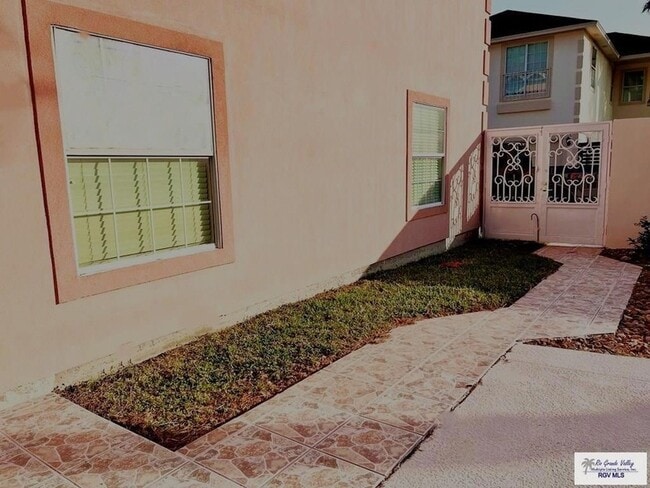 Building Photo - 144 Country Club Rd