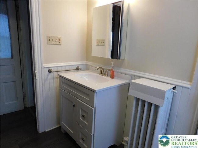 Building Photo - 300 S 9th St