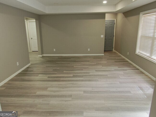 Building Photo - 4901 Planters Walk