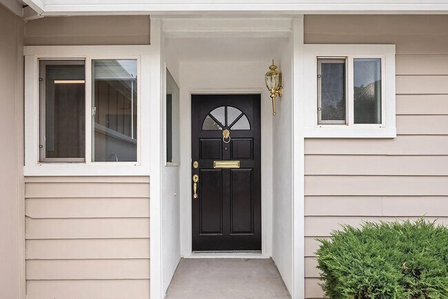 Building Photo - 10852 Alderbrook Ln