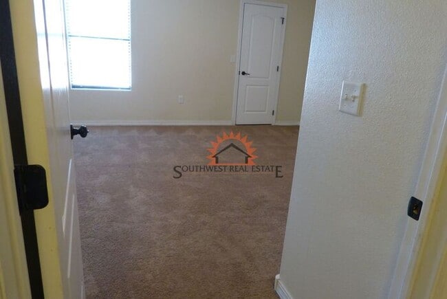 Building Photo - Spacious- 2 bedroom 2.5 bath 1 car garage apartment
