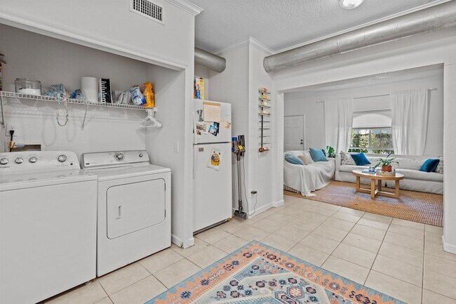 Building Photo - 114 Cedar St