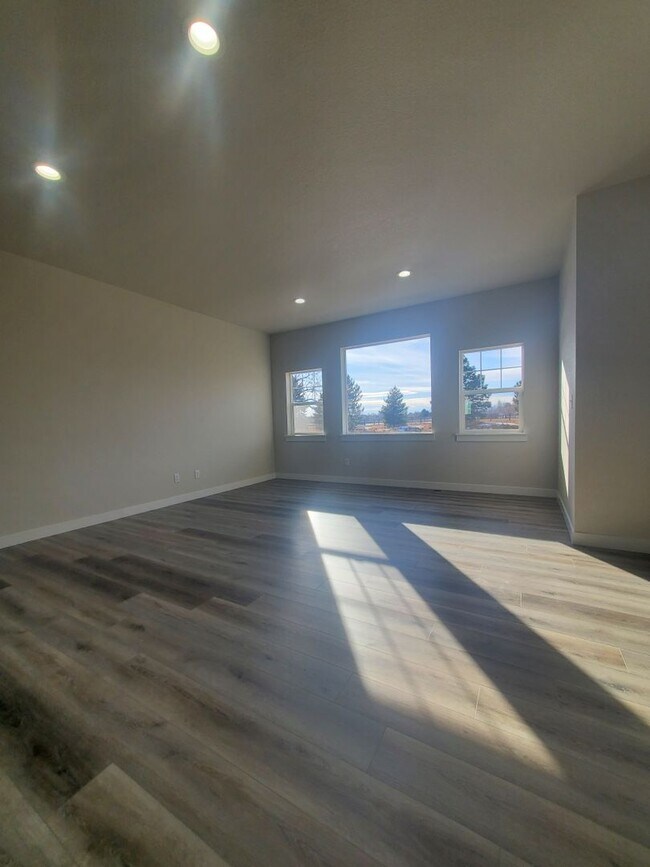 Building Photo - Updated and Very Spacious 3 Bedroom Townho...