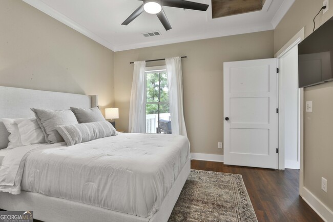 Building Photo - 3042 State St