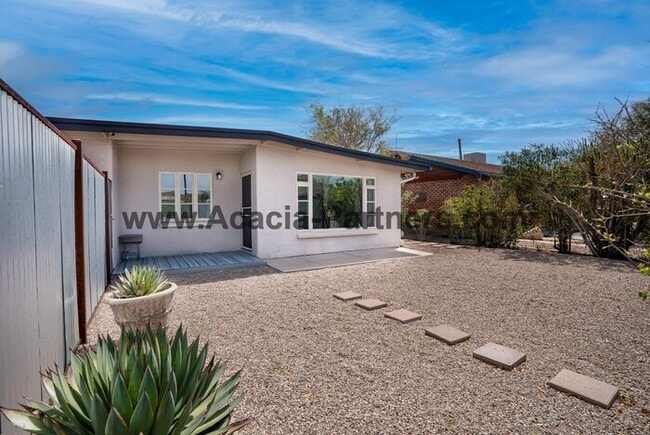 Building Photo - Two Bedroom Home with Guest House