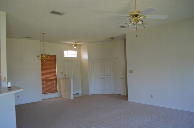 Building Photo - 2521 Creek Dr
